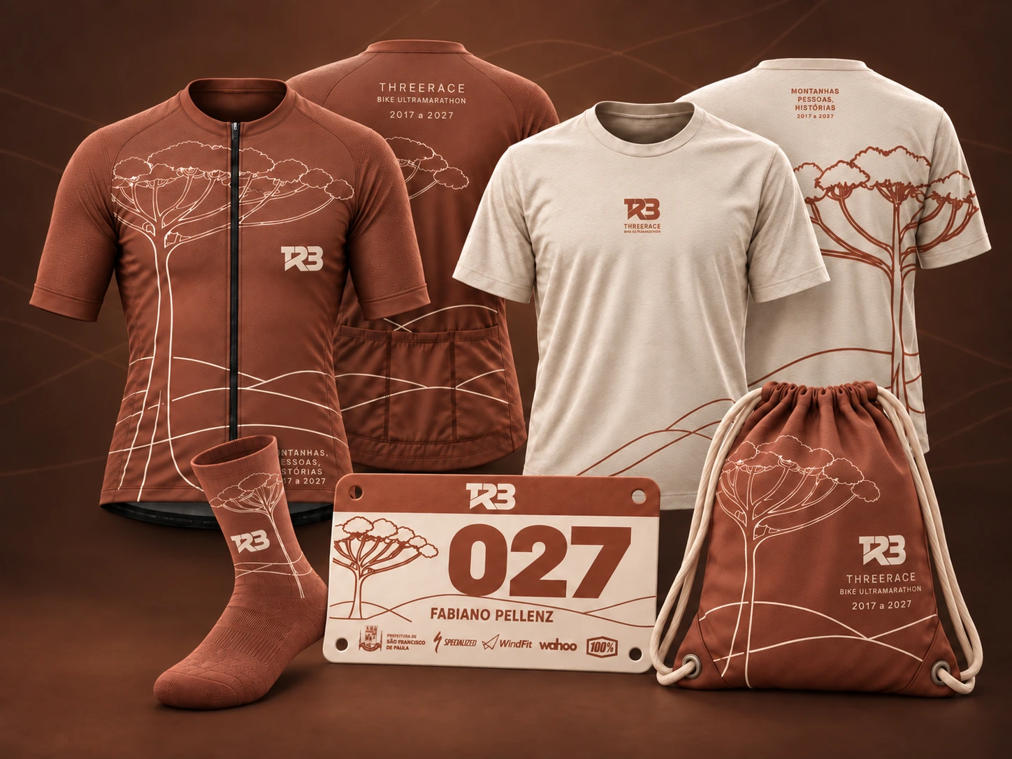 Montagem do kit Threerace 2027 em fundo terracota, com frente e verso da jersey e da camiseta sobrepostos ao fundo e meia, placa e sacochila em primeiro plano