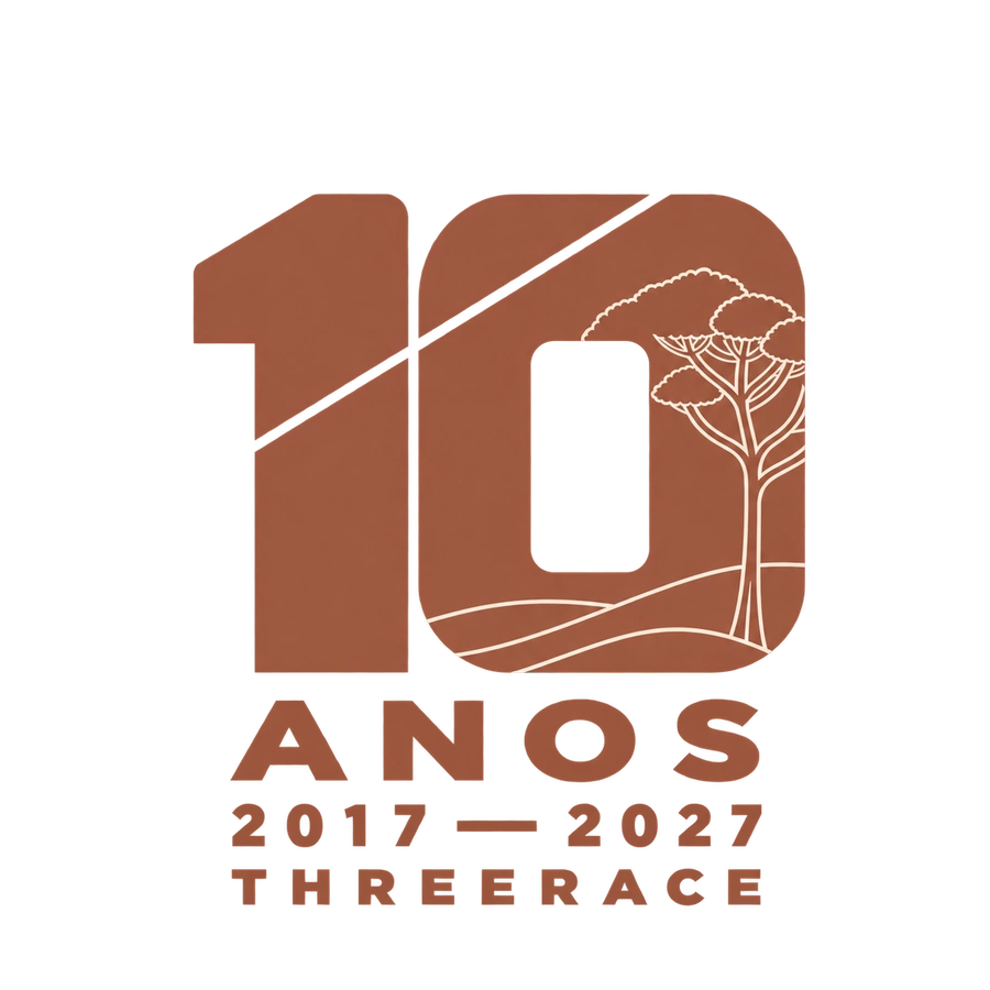 Selo Threerace: 10 anos, 2017–2027, com araucária em terracota e areia